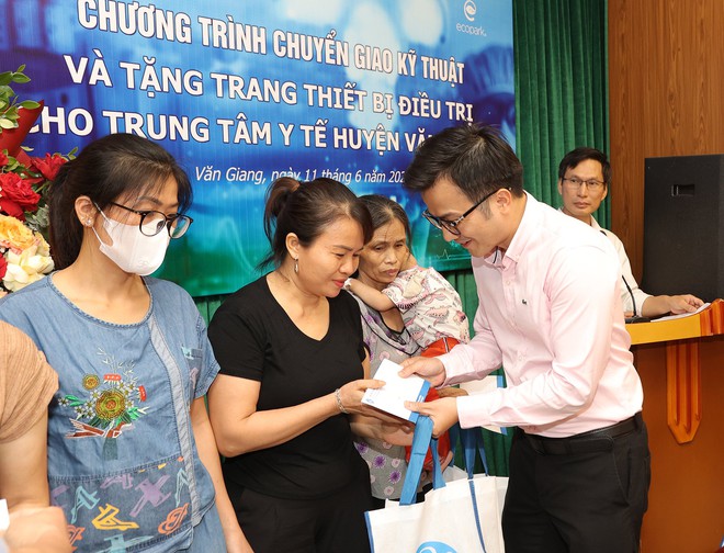 Chuyển giao kỹ thuật và tặng thiết bị y tế trị giá hơn 2,2 tỷ đồng cho TTYT huyện Văn Giang, Hưng Yên- Ảnh 8.