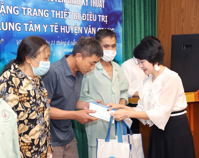 Chuyển giao kỹ thuật và tặng thiết bị y tế trị giá hơn 2,2 tỷ đồng cho TTYT huyện Văn Giang, Hưng Yên- Ảnh 9.