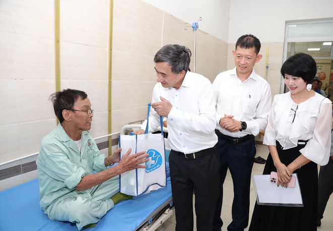 Chuyển giao kỹ thuật và tặng thiết bị y tế trị giá hơn 2,2 tỷ đồng cho TTYT huyện Văn Giang, Hưng Yên- Ảnh 7.