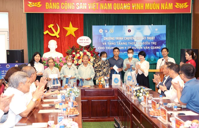 Chuyển giao kỹ thuật và tặng thiết bị y tế trị giá hơn 2,2 tỷ đồng cho TTYT huyện Văn Giang, Hưng Yên- Ảnh 10.