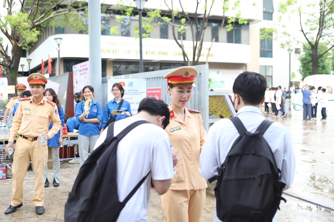 Đường, phố Hà Nội thông thoáng trong ngày đầu thi tốt nghiệp THPT Quốc gia- Ảnh 11.