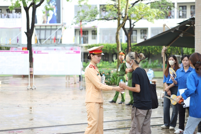 Đường, phố Hà Nội thông thoáng trong ngày đầu thi tốt nghiệp THPT Quốc gia- Ảnh 10.