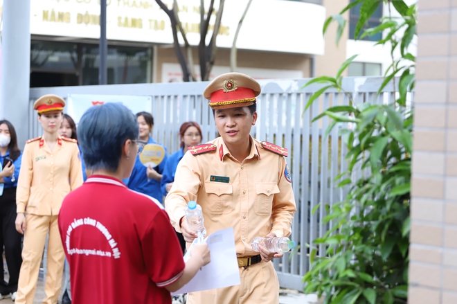 Đường, phố Hà Nội thông thoáng trong ngày đầu thi tốt nghiệp THPT Quốc gia- Ảnh 8.