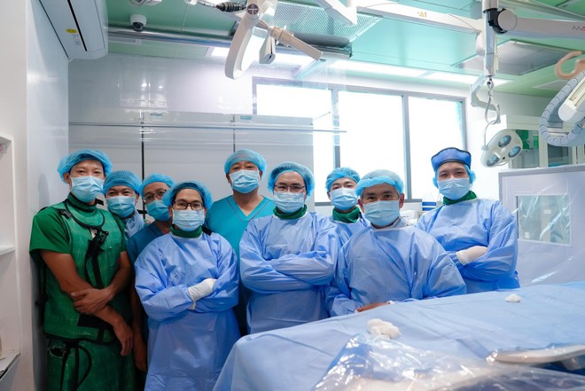 Từ Cần Thơ, bác sĩ Việt Nam can thiệp mạch máu não, 'livestream' đến Hội nghị LINNC PARIS cho 500 chuyên gia quốc tế xem- Ảnh 4.
