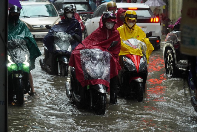 Cận cảnh những tuyến đường Hà Nội ùn tắc nghiêm trọng do mưa lớn- Ảnh 7.