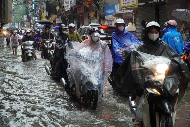Cận cảnh những tuyến đường Hà Nội ùn tắc nghiêm trọng do mưa lớn- Ảnh 6.
