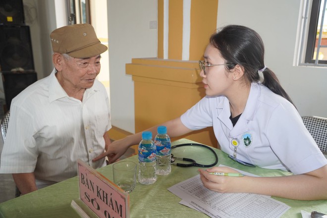 Người dân phấn khởi tham gia chương trình khám, cấp thuốc miễn phí do Báo Sức khỏe và Đời sống tổ chức- Ảnh 9.