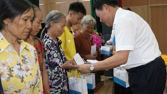 Bộ Y tế và Hội Thầy thuốc trẻ Việt Nam tri ân, khám chữa bệnh, tặng quà người dân Tiên Lữ- Ảnh 13.