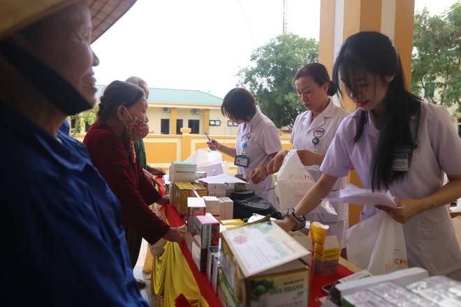 Người dân phấn khởi tham gia chương trình khám, cấp thuốc miễn phí do Báo Sức khỏe và Đời sống tổ chức- Ảnh 12.