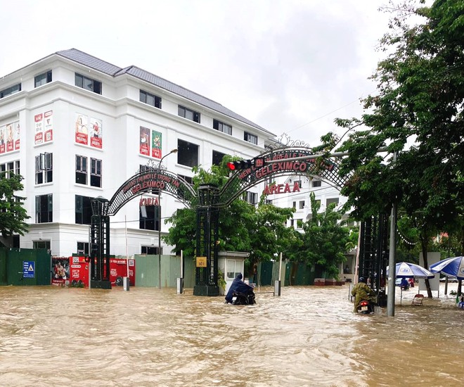 'Lụt từ ngã tư đường phố' người và xe nối đuôi nhau 'bơi' trên đường Hà Nội lúc tan tầm- Ảnh 7.