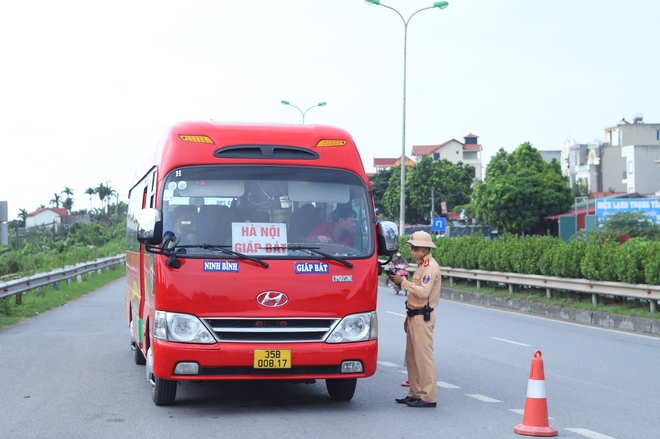 Chạy quá tốc độ cho kịp giờ làm, nhiều trường hợp bị xử lý- Ảnh 9.