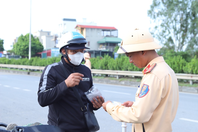 Chạy quá tốc độ cho kịp giờ làm, nhiều trường hợp bị xử lý- Ảnh 12.