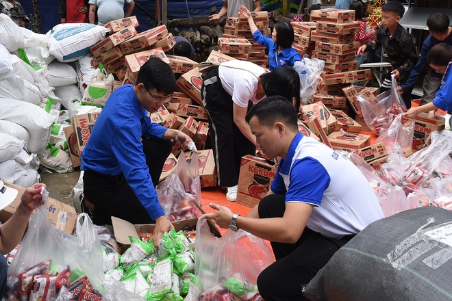 Thanh niên ngành Y tế: Khám cấp thuốc, tặng quà cho 500 người dân vùng cao Nghệ An- Ảnh 13.