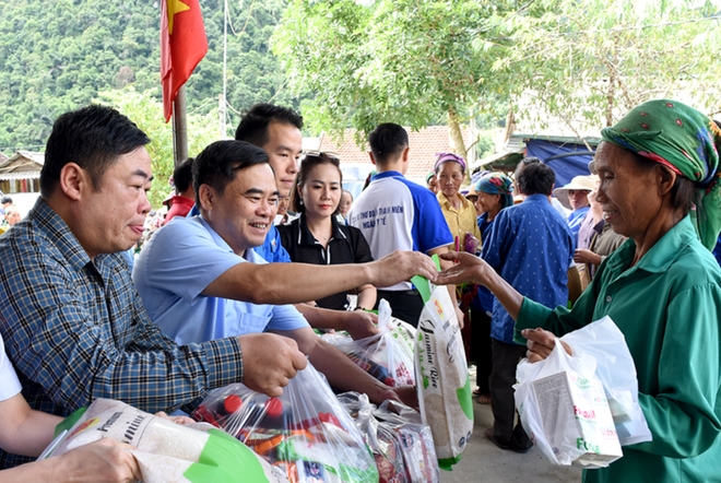 Thanh niên ngành Y tế: Khám cấp thuốc, tặng quà cho 500 người dân vùng cao Nghệ An- Ảnh 14.