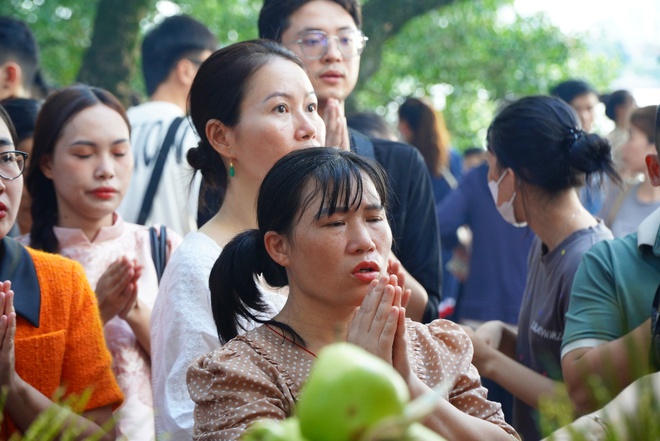 Phủ Tây Hồ đông nghịt người lễ, bái ngày đầu tháng 'cô hồn'- Ảnh 7.