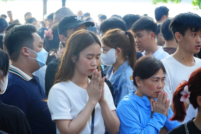 Phủ Tây Hồ đông nghịt người lễ, bái ngày đầu tháng 'cô hồn'- Ảnh 8.