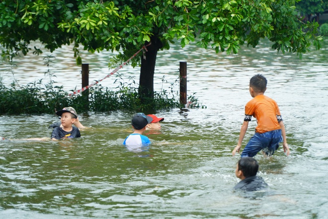 Ảnh: Hồ Văn Quán (Hà Nội) thành 'biển' nước tràn ngập các ngả đường- Ảnh 10.