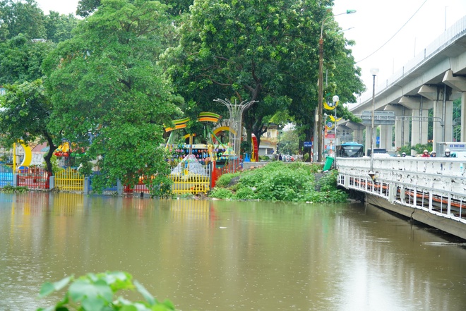 Ảnh: Hồ Văn Quán (Hà Nội) thành 'biển' nước tràn ngập các ngả đường- Ảnh 18.