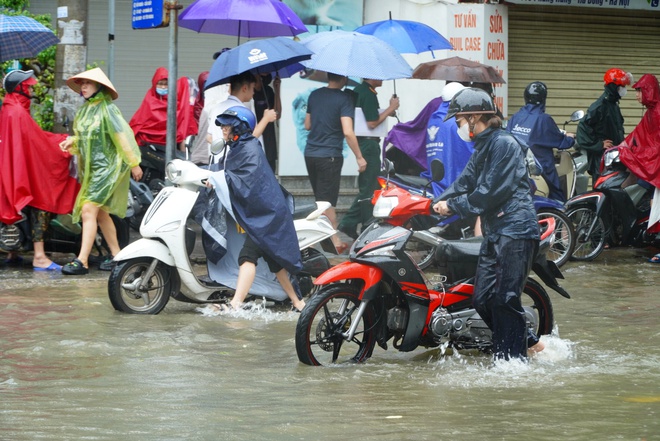 Mưa lớn sau bão số 3, nhiều tuyến đường Hà Nội ngập sâu, ùn tắc giờ cao điểm- Ảnh 6.