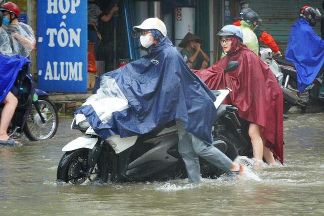 Mưa lớn sau bão số 3, nhiều tuyến đường Hà Nội ngập sâu, ùn tắc giờ cao điểm- Ảnh 5.