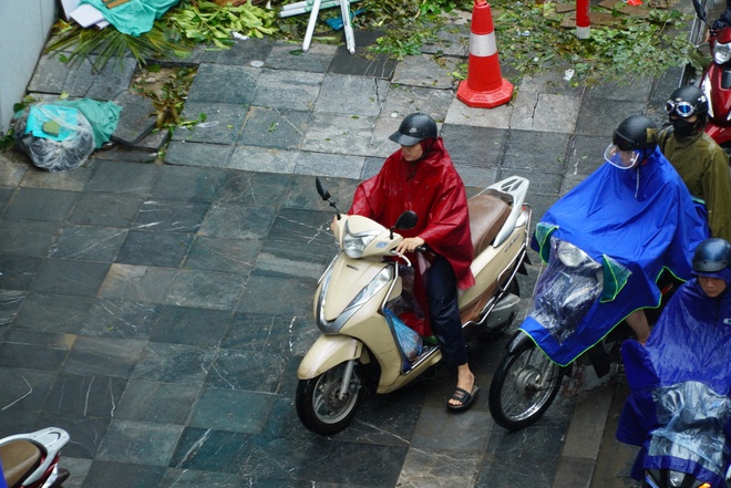 Mưa lớn sau bão số 3, nhiều tuyến đường Hà Nội ngập sâu, ùn tắc giờ cao điểm- Ảnh 13.