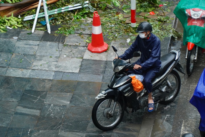 Mưa lớn sau bão số 3, nhiều tuyến đường Hà Nội ngập sâu, ùn tắc giờ cao điểm- Ảnh 12.