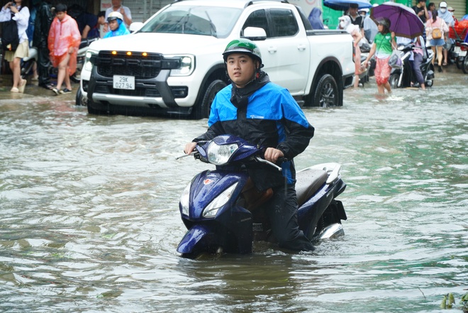 Mưa lớn sau bão số 3, nhiều tuyến đường Hà Nội ngập sâu, ùn tắc giờ cao điểm- Ảnh 4.