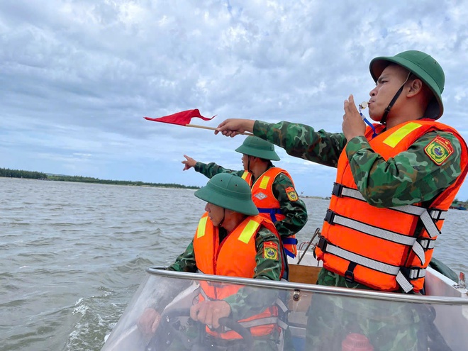 Ngư dân cẩu thuyền lên bờ trước khi áp thấp đổ bộ- Ảnh 2.