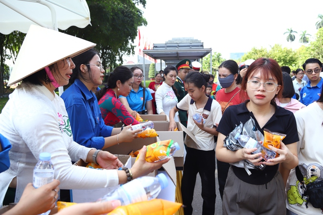 Hàng dài người xếp hàng, đội nắng vào Lăng viếng Chủ tịch Hồ Chí Minh ngày 2/9- Ảnh 9.