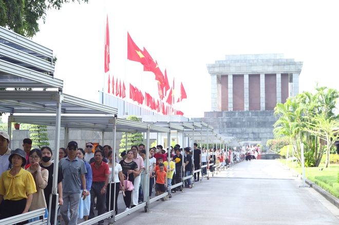 Hàng dài người xếp hàng, đội nắng vào Lăng viếng Chủ tịch Hồ Chí Minh ngày 2/9- Ảnh 7.