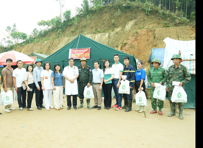 Bác sĩ Bệnh viện Bạch Mai đem thêm sẻ chia, ấm áp đến với người dân vùng mưa lũ Lào Cai- Ảnh 5.