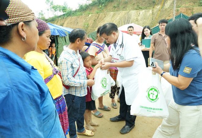 Bác sĩ Bệnh viện Bạch Mai đem thêm sẻ chia, ấm áp đến với người dân vùng mưa lũ Lào Cai- Ảnh 3.