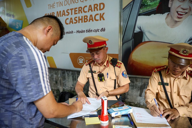 CSGT làm xuyên lễ, lập chốt từ nội thành ra ngoại thành- Ảnh 11.