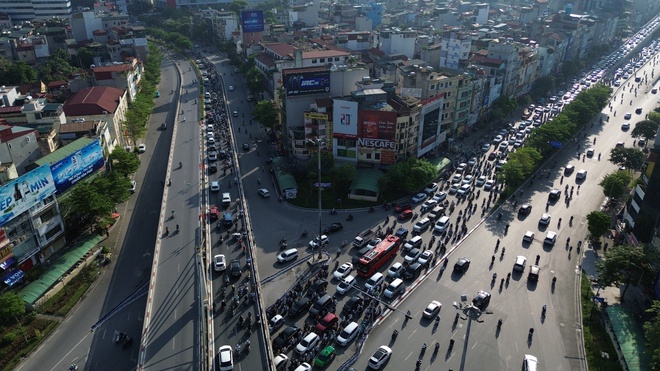 Giao thông Thủ đô lại đông đúc, người dân chen chúc trên đường- Ảnh 7.