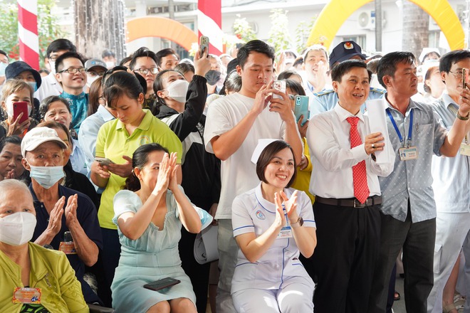 Đường hoa Xuân Bệnh viện Chợ Rẫy rực rỡ, 'hút' bệnh nhân và y bác sĩ- Ảnh 13.