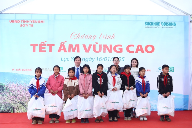 ‘Tết ấm vùng cao’ 2025 của Báo Sức khỏe và Đời sống: Khám, cấp thuốc và tặng 1.000 suất quà cho người dân huyện Lục Yên, Yên Bái- Ảnh 6.