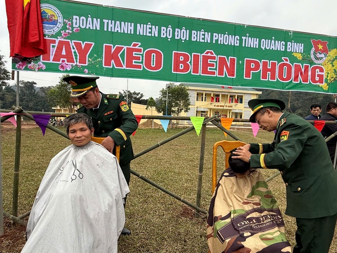 Hơn 1.000 phần quà Tết đến sớm với đồng bào vùng biên- Ảnh 2.