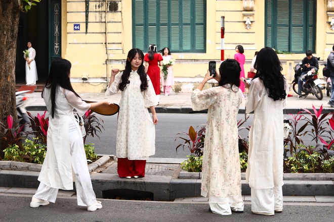 Giới trẻ Hà Nội diện áo dài chụp ảnh Tết, '1 mét vuông 10 nàng thơ' tại Hồ Gươm- Ảnh 13.