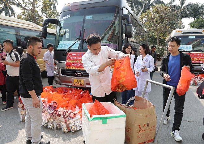 Thứ trưởng Trần Văn Thuấn tiễn bệnh nhân ung thư về quê đón Tết trên những chuyến xe yêu thương 0 đồng- Ảnh 4.