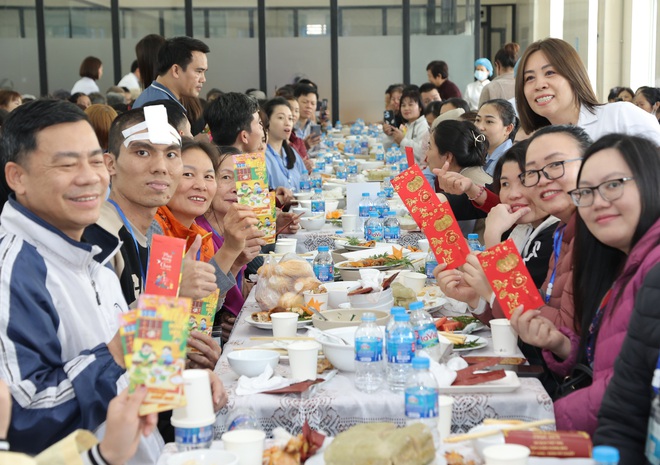 Thứ trưởng Trần Văn Thuấn tiễn bệnh nhân ung thư về quê đón Tết trên những chuyến xe yêu thương 0 đồng- Ảnh 16.