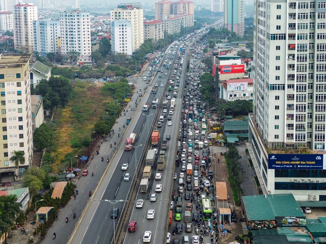 Người dân kết thúc công việc về quê đón Tết, cửa ngõ Thủ đô chật kín phương tiện- Ảnh 4.