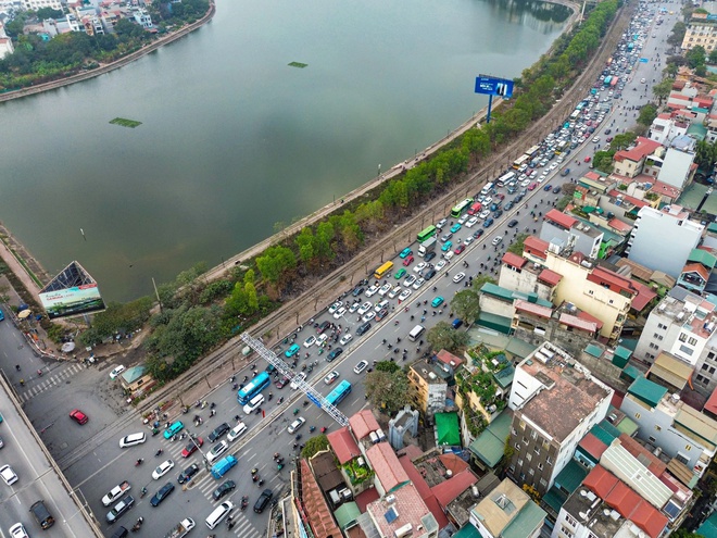 Người dân kết thúc công việc về quê đón Tết, cửa ngõ Thủ đô chật kín phương tiện- Ảnh 3.