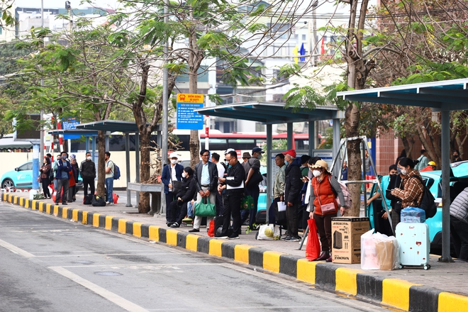 Các bến xe Hà Nội dần 'tăng nhiệt', dòng người nườm nượp lên xe về quê- Ảnh 16.