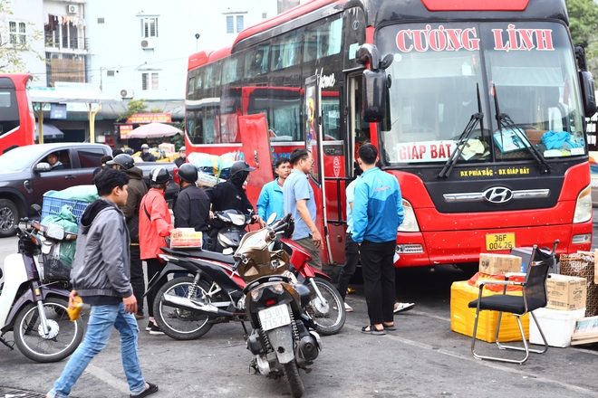 Các bến xe Hà Nội dần 'tăng nhiệt', dòng người nườm nượp lên xe về quê- Ảnh 17.