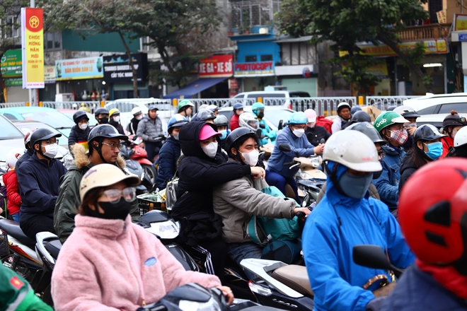 Người dân kết thúc công việc về quê đón Tết, cửa ngõ Thủ đô chật kín phương tiện- Ảnh 11.