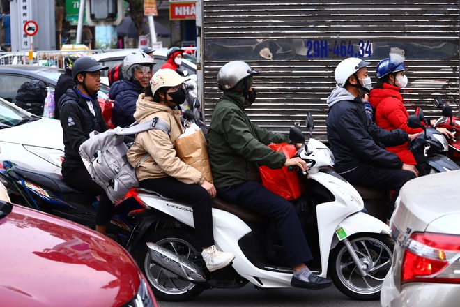 Người dân kết thúc công việc về quê đón Tết, cửa ngõ Thủ đô chật kín phương tiện- Ảnh 9.