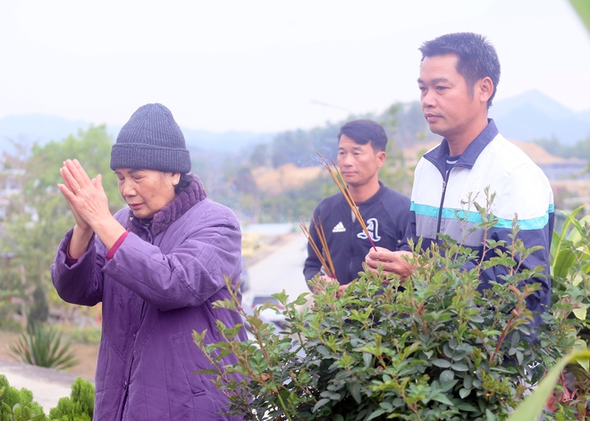 Người dân 'đội mưa rét' đi tảo mộ, mời tổ tiên về đón Tết Nguyên đán- Ảnh 10.