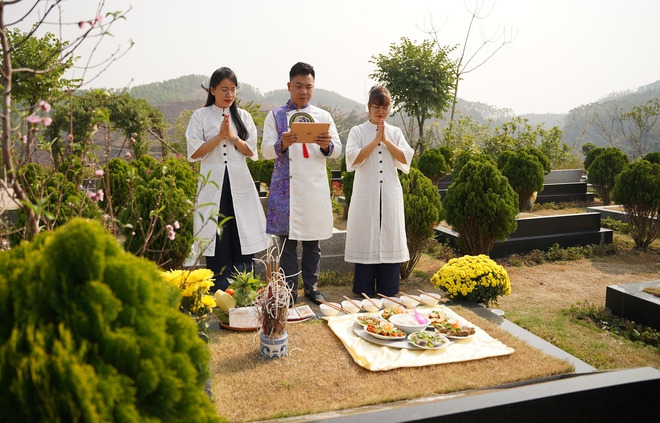 Người dân 'đội mưa rét' đi tảo mộ, mời tổ tiên về đón Tết Nguyên đán- Ảnh 8.