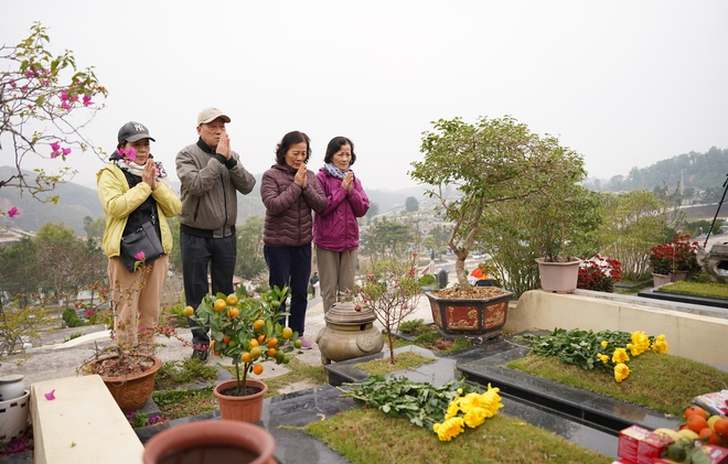 Người dân 'đội mưa rét' đi tảo mộ, mời tổ tiên về đón Tết Nguyên đán- Ảnh 9.