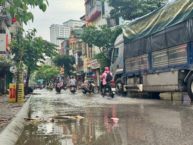 Cập nhật tình hình ngập lụt các tuyến phố Hà Nội sáng 1/10- Ảnh 6.